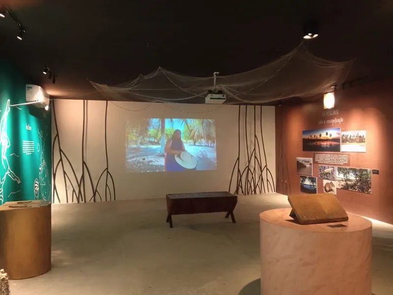 Interior do Centro de Memória Raízes da Sabiaguaba
