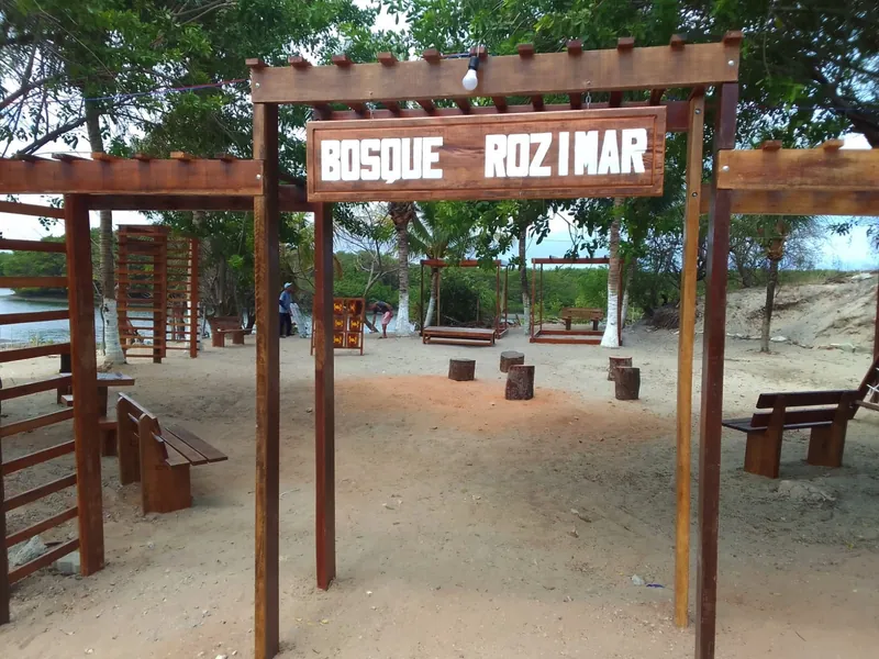 Portal de madeira do Bosque Rozimar, área de lazer do Complexo