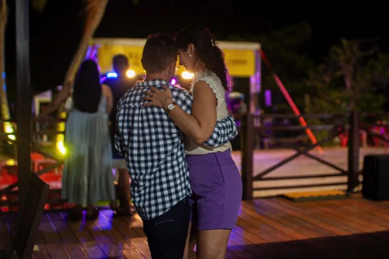 Casal dançando em show noturno no deck do Complexo